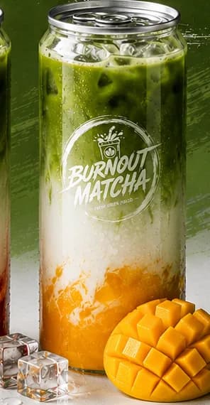 Dose Mango Matcha Latte mit aufgeschnittener Mango