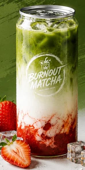 Dose Strawberry Matcha Latte mit frischen Erdbeeren